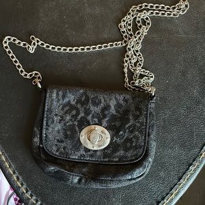 Black leopard chain bag